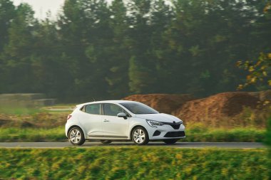 Manzara ve Hareket Bulanıklığı olan modern bir araçla kırsal bölgeyi keşfetmek