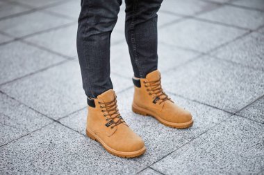 Şehir Yaşam Tarzı için Moda Ayakkabıları. Kahverengi Süet Botlar Giyen Sıradan ve Zarif Kıyafete Bir Bakış