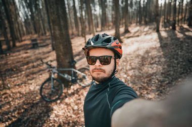 Kask takan, güneş gözlüğü takan ve selfie çeken beyaz sakallı motorcu. Yüzü kapalı sporcu.