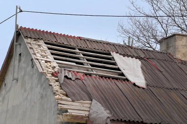 Zamanın Sessiz Yankısı Yıpranmış Yapı ve Kırık Sığınak 'ta