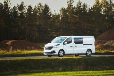 Özelleştirmen için boş ambalajı olan beyaz bir minibüsün maketi. Teslimat ve ulaşım hizmetiniz için ticari bir araç. Yolda izole edilmiş küçük beyaz bir kamyon var..
