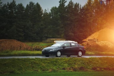 Akşam Işığında Bir Spor Aracıyla Doğa Manzarasında Hızlanmak