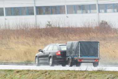 Kiralık Araba ve Karavanla Eşyalarını Taşı. Çarpık Yolların ve Güzel Manzaranın tadını çıkar.