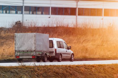 Kargonuzu taşımak için akıllıca bir çözüm. Bir araba ve karavan kirala.