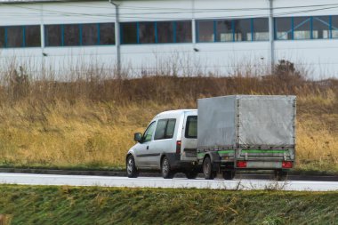 Macera Yolculuğun için bir araba ve karavan. Eşyalarını Kolayca Taşı