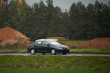 Güneşli bir otoyolda yeni ve hızlı bir araba sürüyorum Güzel bir manzarası olan