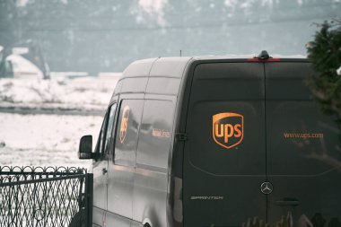 03.01.2024 Polonya, Avrupa. Siyah bir kargo kamyonunun yakın çekimi..