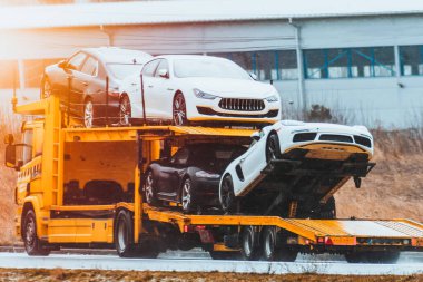 Araba taşıyıcı karavan kamyonu. Yeni egzotik lüks spor arabalarla yarış şampiyonası, araba şovu ya da satış için. İtalyan arabasıyla dolu bir nakliye karavanı. İki seviyeli modüler hidrolik yarı römork.