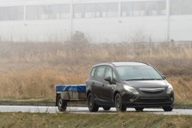 Kargonuzu taşımak için akıllıca bir çözüm. Bir araba ve karavan kirala.