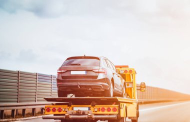 Araba arızalandı ve köy yolunda çekiliyor. Bir çekici, bir trafik kazasına karışan hasarlı bir arabayı taşıyor. Araba sahibi yardım istiyor.