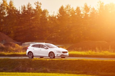Günbatımında Otoyolda Hızlı Giden Modern Bir Araba