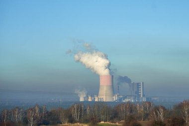 Yeşil Alan ve Mavi Gök İkisinin Arasında Güç Santrali