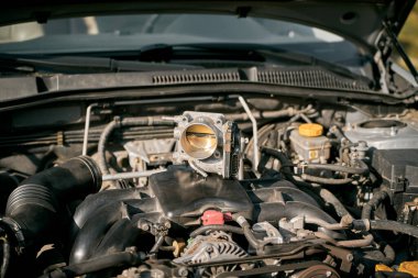 Elektronik gaz gövdesi ve motor bölmesi arka planı. Servis ve onarım.