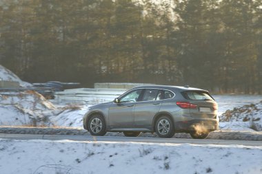 Kışın buzlu yollarda arabayı güvenli ve hızlı tutun. Kar yığınları ve kar fırtınalarıyla başa çıkmak için iyi araba aküsü ve kaliteli kış lastiklerinin önemi. Tuz ve reaksiyonlar aracın gövdesine zarar verebilir..