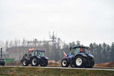 02.09.2024 Polonya, Katowice, Polonya 'daki çiftçiler traktörlerini kullanarak otoyolları ve sınırları kapattılar. Endüstrileri için daha fazla destek ve koruma istiyorlar. Grev trafik sıkışıklığı yarattı.