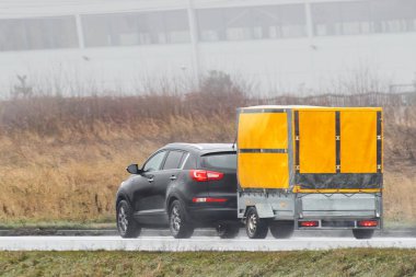 Macera Yolculuğun için bir araba ve karavan. Eşyalarını Kolayca Taşı