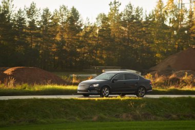 Parlak ve Sportif Arabalı Bir Günbatımı Seyahati