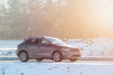 Kış boyunca otoyoldaki araba tuzla kaplıydı. Araç yol ayıracı ile kaplı.