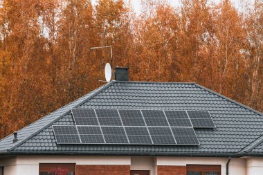 Fotovoltaik paneller. Güneş Panelleri ile Çevresel Sürdürülebilir Yeşil Enerji Evi.