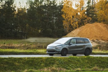 Altın otlakların ortasındaki Parlak bir araçla Doğada Yolculuk