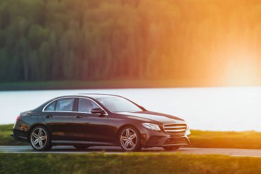 Asfalt bir yolda Günbatımının sıcaklığıyla Macera Sürüyorum