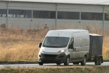 Taşınmanız için bir araba ve karavan kiralayın.