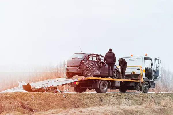 Sebuah Truk Derek Memuat Mobil Hatchback Hitam Yang Rusak Jalan — Stok Foto