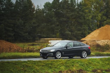 Altın otlakların ortasındaki Parlak bir araçla Doğada Yolculuk