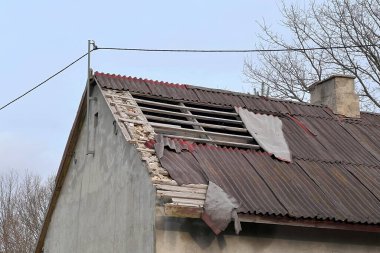 Zamanın Sessiz Yankısı Yıpranmış Yapı ve Kırık Sığınak 'ta