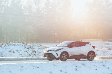 Kış boyunca otoyoldaki araba tuzla kaplıydı. Araç yol ayıracı ile kaplı.