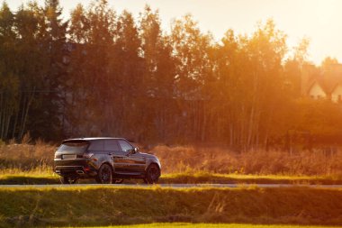 Otobanda siyah bir kamyon var. Siyah lüks bir SUV ile şık bir şekilde seyahat et. Sportif, güvenli ve güçlü bir araba off-road özellikleri ve yetenekleri var..