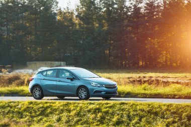 Güneşli bir otoyolda yeni ve hızlı bir araba sürüyorum Güzel bir manzarası olan