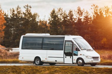 Otoyoldaki Modern ve Geniş Bir Beyaz Otobüs Rahat ve Maceracı Seyahat Deneyimi İçin Hazır