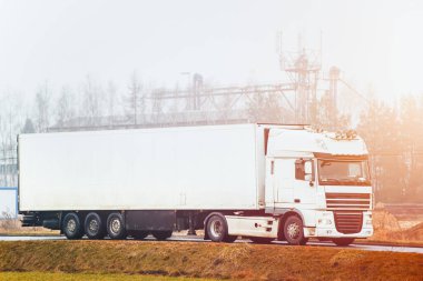 Hızlı ve güvenilir yarı kamyonlar yolda mal taşıyor.