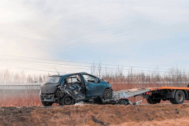 Bir yan çarpma sonucu bir arabanın çekiciye ihtiyacı olur. Başka bir aracın çarptığı bir araba otobanda bir çekici tarafından çekiliyor..