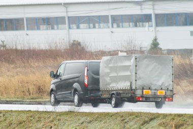 Yerleşim yeriniz için bir araba ve karavan. Kargonuzu Kolayca Taşıyın ve Kiralama ile Para Kaydedin.