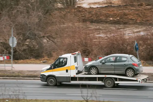 Sebuah Truk Sedang Membawa Mobil Yang Telah Rusak Mobil Ini — Stok Foto