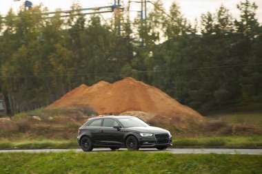 Parlak ve Sportif Arabalı Bir Günbatımı Seyahati