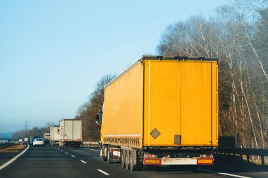 Yarı kamyonlar yüksek hızda kargo taşıyorlar.