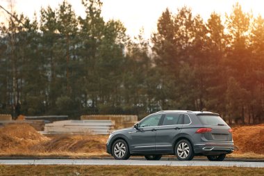 Asfalt bir yolda Günbatımının sıcaklığıyla Macera Sürüyorum