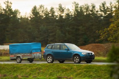 Eşyalarını taşımanın güvenilir ve ekonomik bir yolu. Bir araba kiralayın ve kargonuzu güvenli ve hızlı bir şekilde taşıyın..