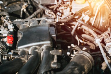 6 silindirli boxer motoru olan bir arabayı hizmet ve onarım