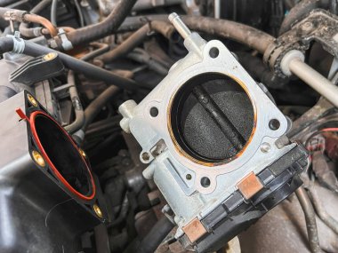 Karbon birikintileri bir araba motorunun gaz vanasına zarar vermiş. Vana bıçağı kirli ve kömürleşmiş, bu da motor performansını ve verimliliğini düşürüyor. Hava alımı azaldı.