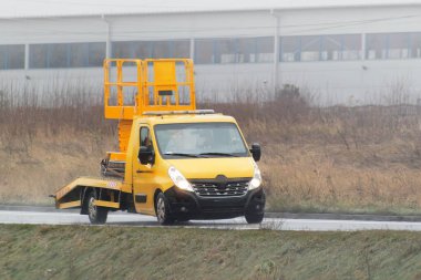 Karavan kamyonuyla makine taşıyorum. İnşaat alanı için vinç ve kazıcı.