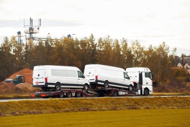 Bir çekici, yolda bozuk bir arabaya yardım eder. Araba bir çarpışma sonucu hasar görmüş ve onarılması gerekiyor.
