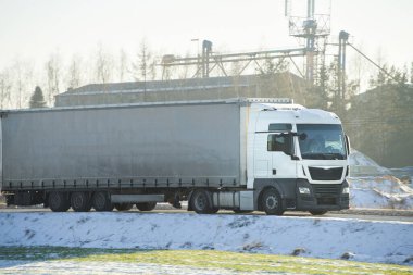 Yarı kamyonlar yüksek hızda kargo taşıyorlar.