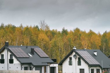 Bir Yeşil Ev 'in çatısındaki güneş panelleri. Ev, Güneş 'ten gelen yenilenebilir enerjiyi alet ve gereçlerine güç sağlamak için kullanan çevre dostu ve sürdürülebilir bir yer..
