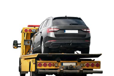 Arkaplanı Olmayan Yolda Bozuk Araba Taşıyan Bir Çekici. Bir Ulaştırma Hizmeti Kavramı.