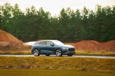 Akşam otobanında hız yapan beş kapılı lüks araba. Entellektüel pahalı bir araba. Premium ve Zarif lüks araba akşam yolunda