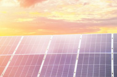 Sürdürülebilir Ev İçin Fotovoltaik Çatı. Ev, elektrik üretmek ve çevreyi fosil yakıtlardan korumak için güneş panelleri kullanıyor..